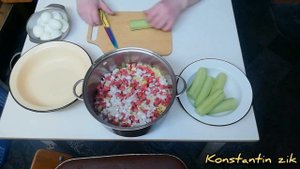 ??Салат с картошкой, колбасой, огурцом и яйцами.??