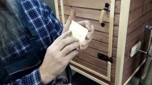 Чем обработать коптильню из дерева