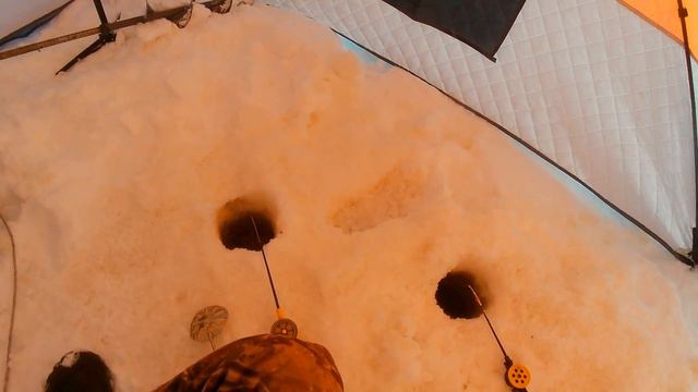 Рыбалка возле дома, толстый лед, наледь смотреть онлайн