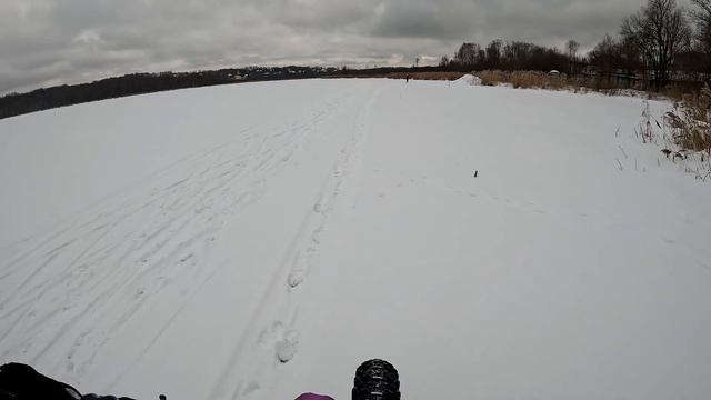 Слетела гусеница у экскаватора.И заехали на фэтбайке на стройку новой набережной.Что там? смотреть онлайн