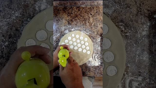 Быстрый способ лепки вареников и пельменей с помощью кондитерского пистолета и пельменницы смотреть онлайн
