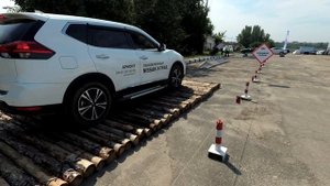 Рено Аркана против других кроссоверов на искусственных препятствиях