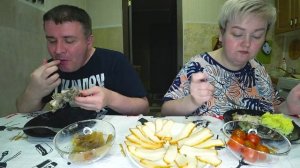 Мукбанг искалеченные и усталые едим в драку собаку!) Ужин пюре, курица, икра, кальмар