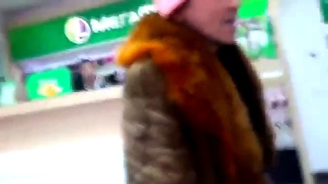 Бабка в салоне сотовой связи торгуется. Прикол смотреть онлайн