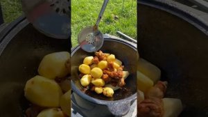 КАРТОШКА С КУРИЦЕЙ В КАЗАНЕ НА КОСТРЕ ПО-ДАЧНОМУ #картошкавказане #вказане #рецепты #накостре