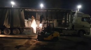 Выгрузка Биг-Бегов погрузчиком с Авто в Крытый склад  Боковая выгрузка