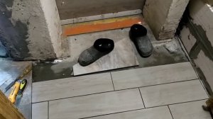 @0249 Керамогранит наклеиваю на теплый пол в прихожей.