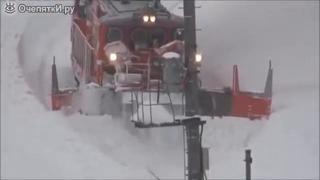 Очистка рельсов от сугроба.