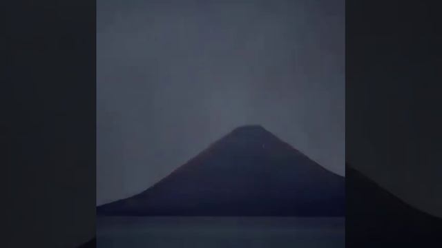 Кракатау. Действующий вулкан в Индонезии, между островами Ява и Суматра. Площадь островов 10,5 км²