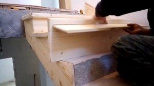 Установка деревянной лестницы на бетонный марш