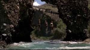 Капитан Джек Воробей сходит на пирс с тонущей лодки.