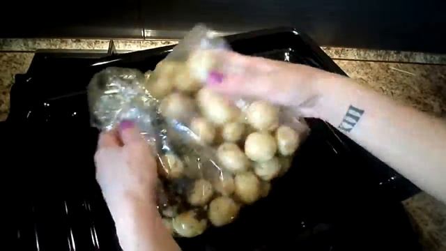 Молодая картошка в духовке в рукаве с кожурой! Не нужно чистить! смотреть онлайн