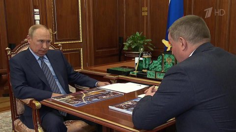 Социально-экономическую ситуацию в Волгоградской о... Путин обсудил с губернатором Андреем Бочаровым