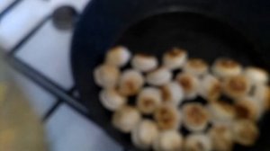 Жареные пельмени с яйцом