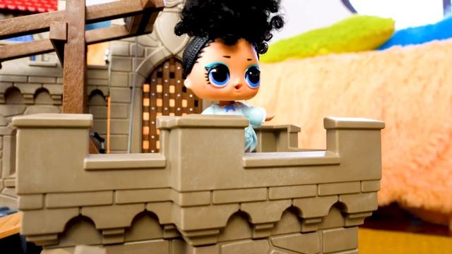 Видео про игры в куклы ЛОЛ Сюрприз! Куклы LOL в игрушечном замке. Дракон Беззубик хочет играть! смотреть онлайн
