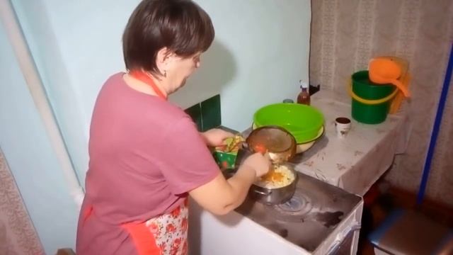 Утро у печки// Разложила мясо// Наделала вареников.