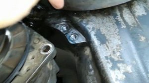 Mercedes тягач восстановление резьбы в поддоне крепления натяжителя генератора.mp4