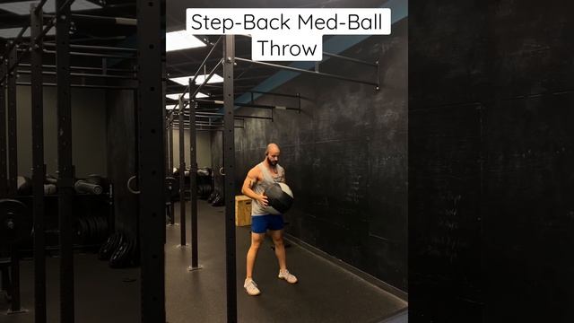 Step-Back Medicine Ball Throw смотреть онлайн