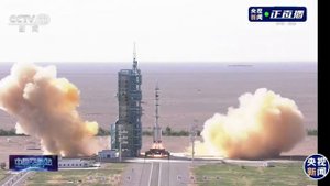 Старт китайской ракеты с пилотируемым кораблем "Шэньчжоу-12"