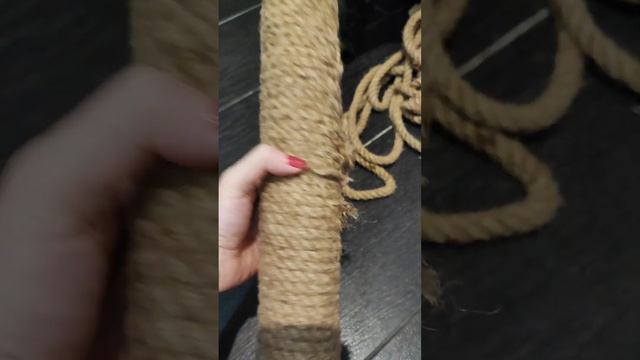 Перетягиваю столбик на когтеточке. Девчонки помогают. смотреть онлайн