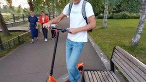 Электросамокат ICONBIT CITY PRO и велосипед SKIF на прогулке.