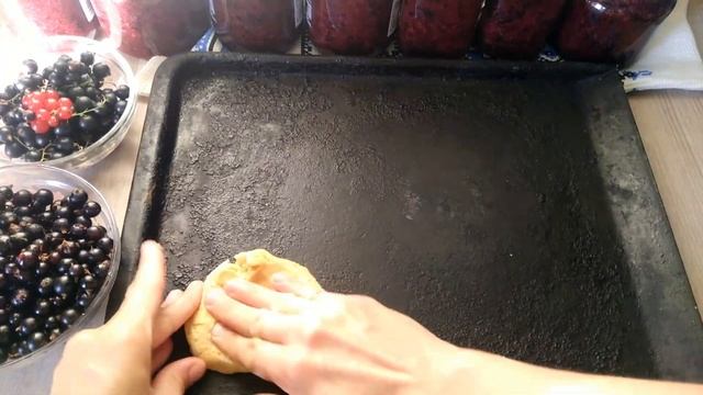 Тёртый пирог с чёрной смородиной