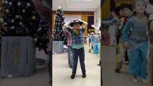 Танец "Что это за праздник?" на утреннике в честь НГ 2023