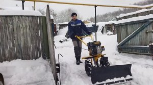 Мотоблок с отвалом, убираем, расчищаем от снега.