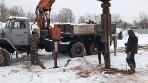 Монтаж промышленных винтовых свай 219мм. Буровая УБМ-85 тел+7(495)777-1718