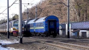 Электровоз ЧС8-021 с поездом №749 встречается с электропоездом ЭР9М-530