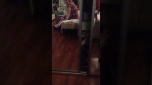 Ребёнок прячется в шкафу