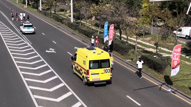 Almaty Marathon 2023. Улица Саина. 1 октября 2023.  Алматы. Kazakhstan. Люди и машины