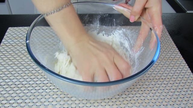 Лепёшка с тонкой , хрустящей корочкой и нежной , очень вкусной серединкой. Выпечка на закваске.