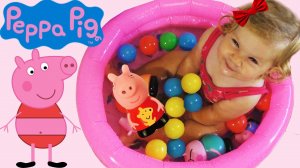 ✿ СВИНКА ПЕППА в бассейне с шариками Купаемся с семьей Свинки Пеппы Peppa Pig