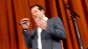 Поет Леонид Бахталин.