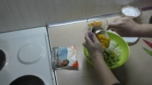 САЛАТ НА НОВЫЙ 2023 ГОД С КОПЧЕНОЙ КУРИЦЕЙ, СУХАРИКАМИ И КУКУРУЗОЙ//ПРАЗДНИЧНЫЙ ВКУСНЫЙ САЛАТ