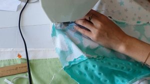 Как сшить гусеницу бортик-игрушку