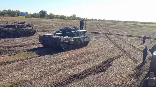 Танки Leopard 2A4 ВСУ с установленной ДЗ «Контакт-1» на лбу и бортах башни и корпуса