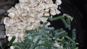 Картофель с фасолью и грибами в мультиварке