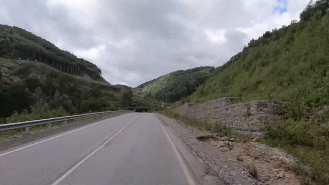 Дорога серпантин на Белокуриху-2 вид с высоты птичьего полёта в 4К и с дороги (туда и обратно) смотреть онлайн