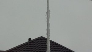 Лёд на цепи, работающей водостоком