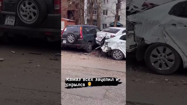 Камаз в Астане разбил 6 авто.