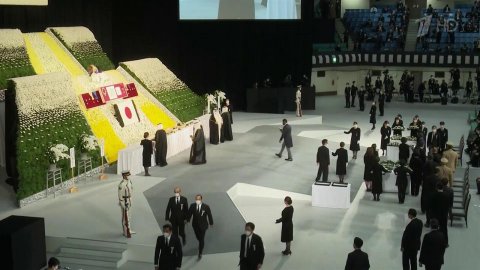 Тысячи людей пришли проститься с бывшим премьер-министром Японии Синдзо Абэ