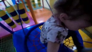Папа как РЕБЁНОК ИГРАЕТ в сухом бассейне. Дети с папой играют в активные игры.
