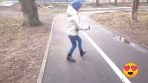 Зажигательный танец . Танцует Таисия. Детский канал для детей представляет .