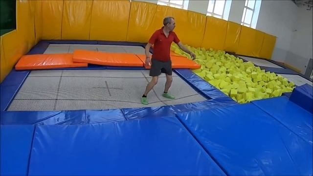 Хочу пожрать - Первый раз на батутах Андрюха мочит смотреть онлайн