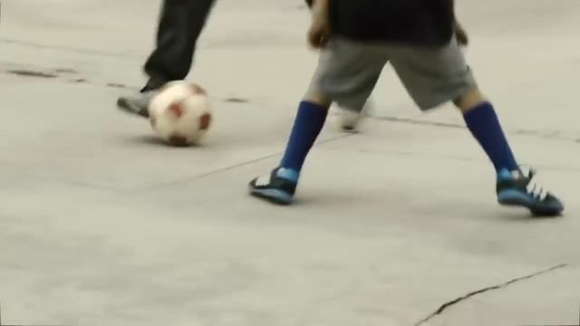 Месси переоделся в уличного игрока по футболу смотреть онлайн