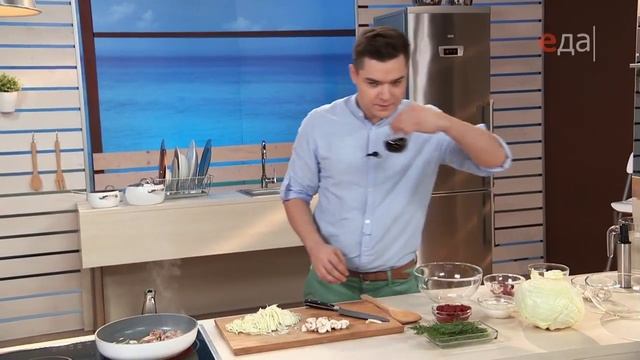 Куриные сердечки в сметане с тушеной капустой