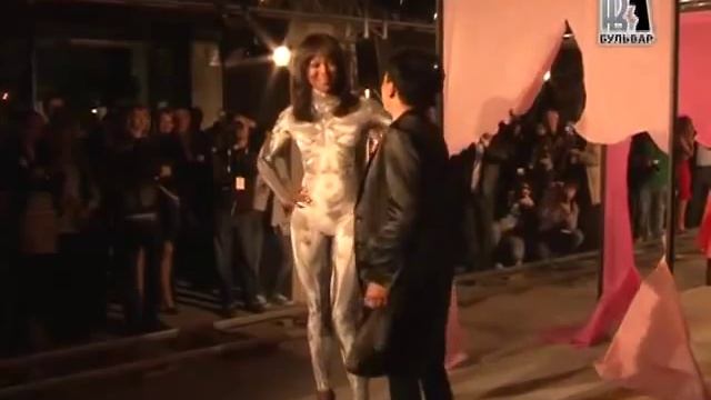 Moscow Life. Перфоманс Наоми Кэмпбэлл. смотреть онлайн