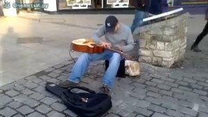 Талантливый музыкант на улице.
